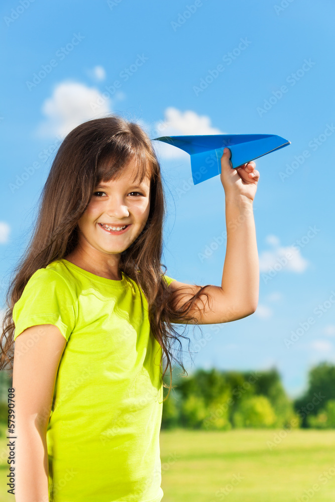 小女孩用纸飞机快乐的孩子