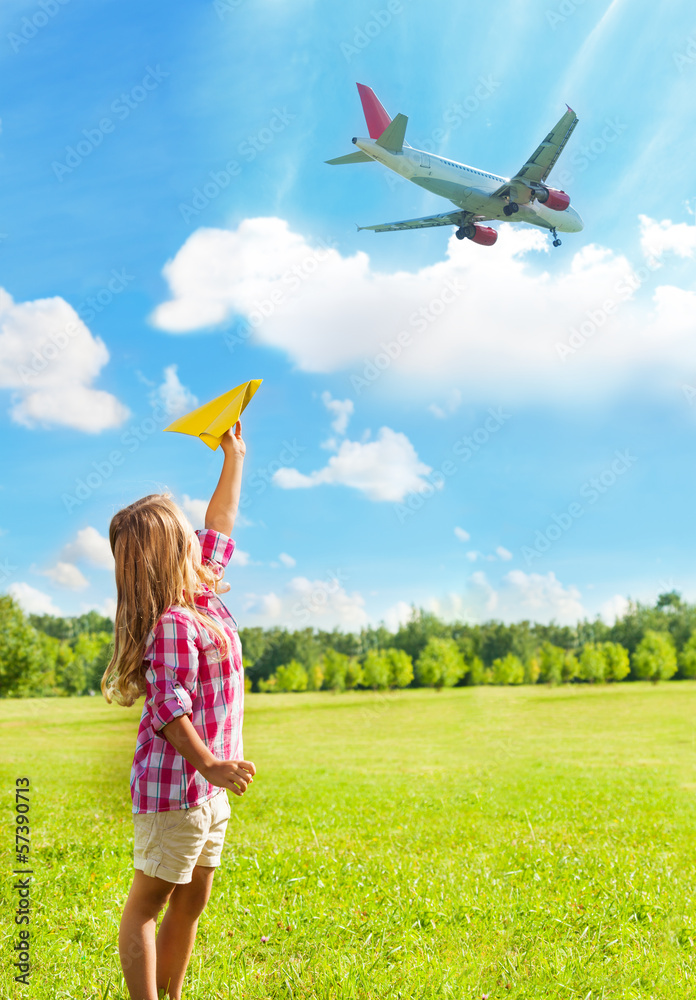机场附近的小女孩和飞机