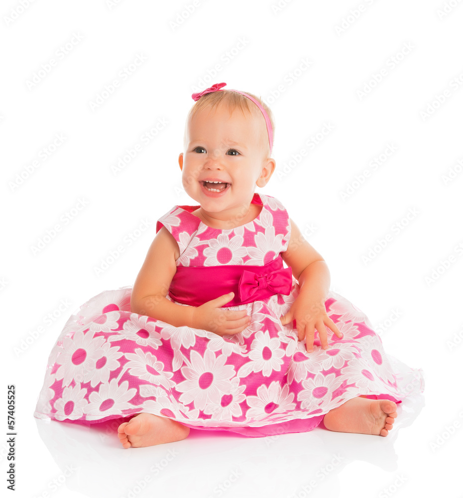 穿着亮粉色节日连衣裙的快乐小女婴被隔离