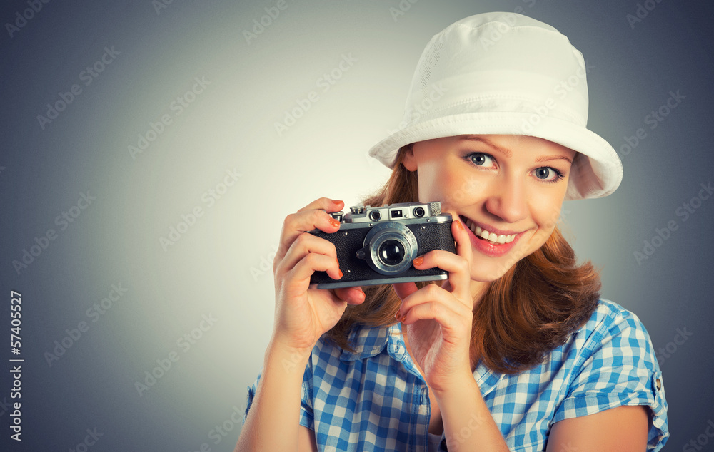 带复古相机的年轻女摄影师