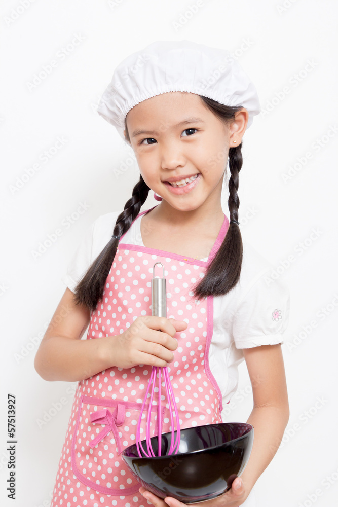穿着粉色围裙的亚洲小可爱厨师