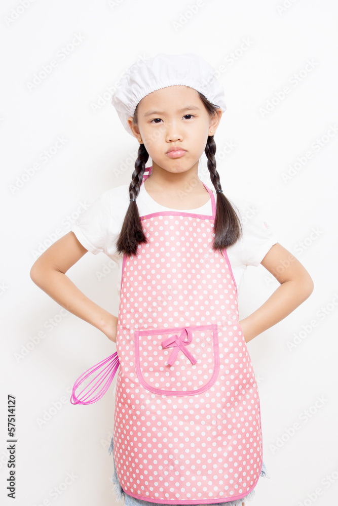 亚洲小可爱厨师穿着粉色围裙愤怒行动