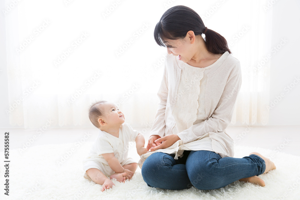 年轻的亚洲母亲和婴儿