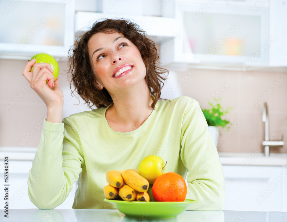 饮食理念。健康食品。年轻女性吃新鲜水果