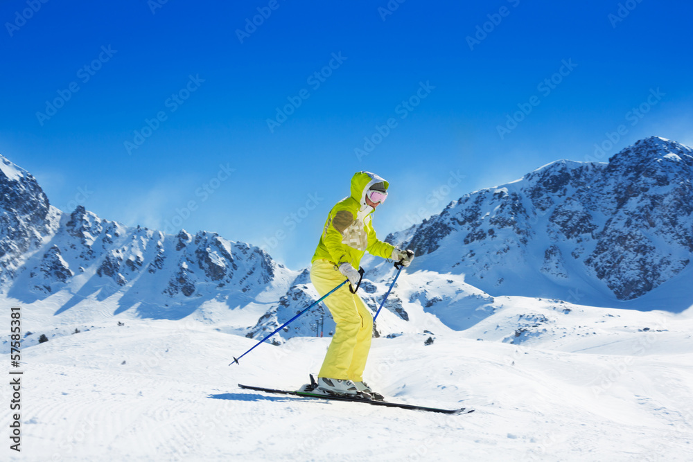 在安道尔的山区滑雪