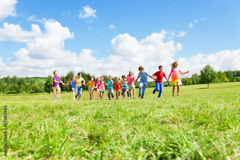 一群孩子在公园里跑步