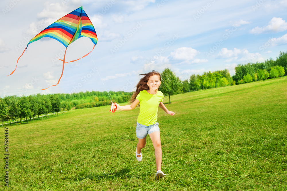 6岁女孩带风筝跑步