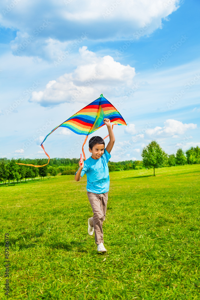 6岁男孩带风筝跑步