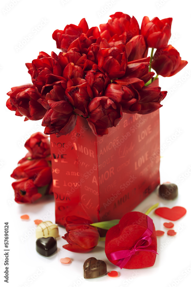 带购物袋和红色郁金香的情人节作文