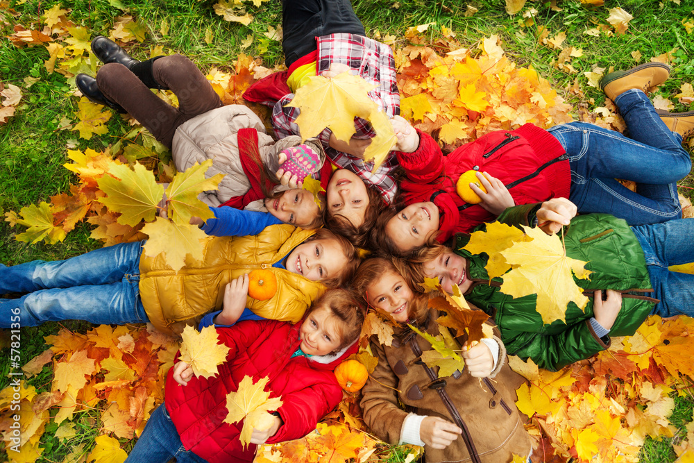 许多朋友躺在秋天的地上