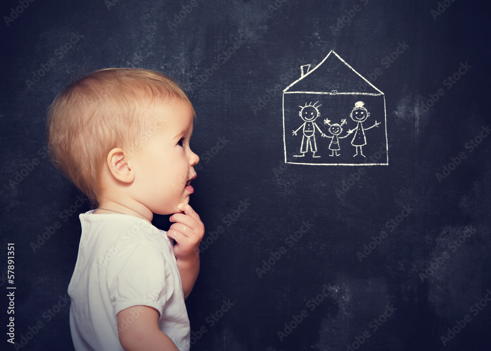 概念婴儿看着木板，木板被画成了家庭和家