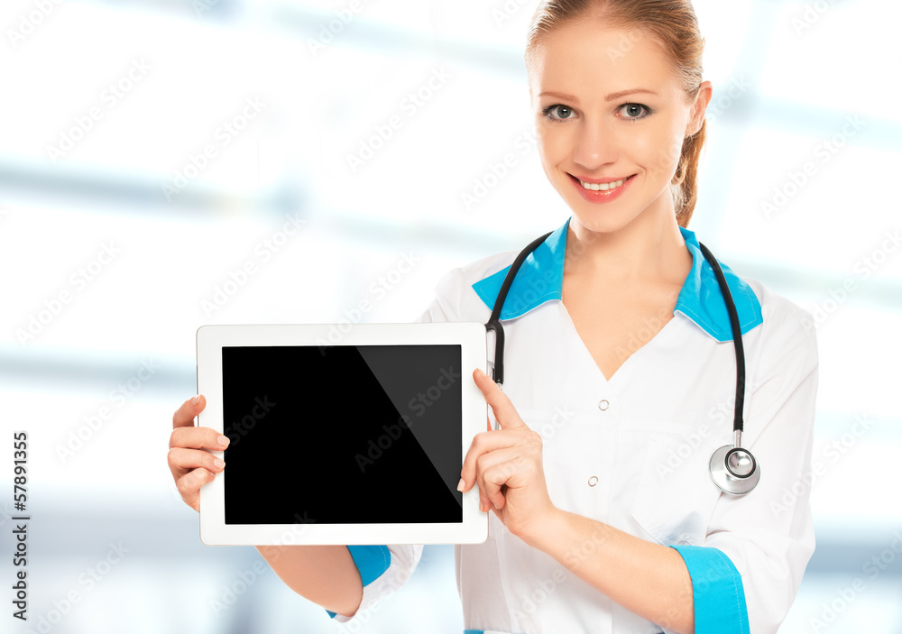 女医生拿着一台空白的白色平板电脑