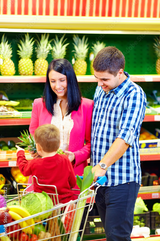 家庭在超市购买健康食品