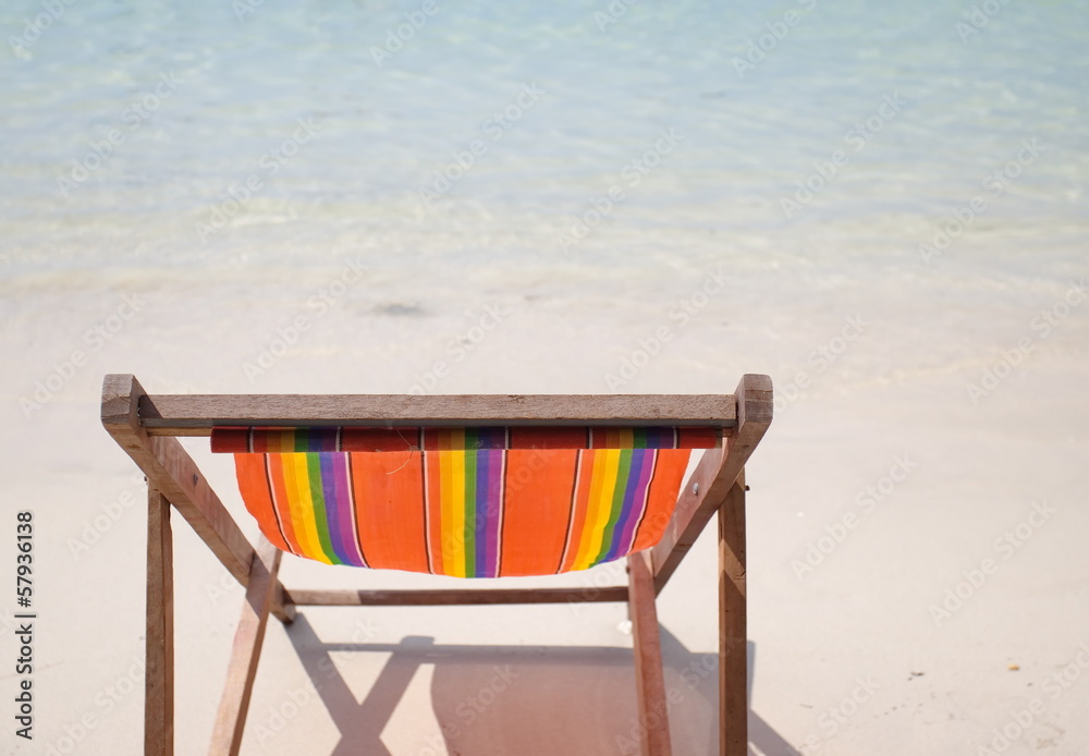 干净漂亮沙滩上的沙滩椅