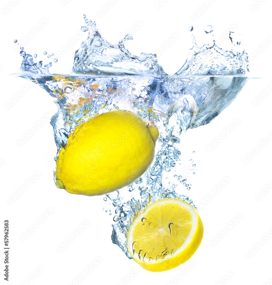 多汁的柠檬和飞溅的水。健康美味的食物