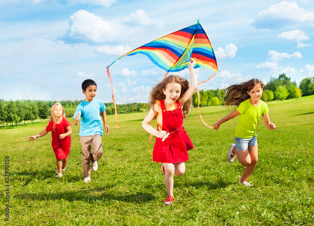 孩子们带着风筝跑步