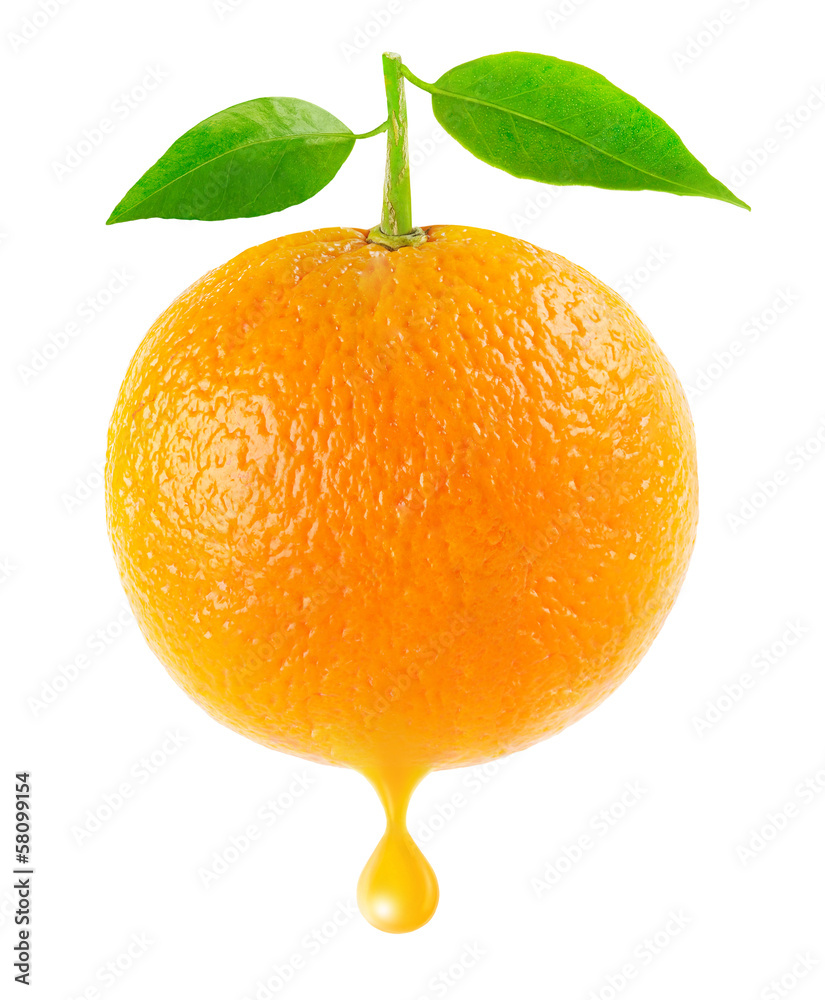 分离的橙子。一种橙色水果，叶子和一滴果汁分离在白色背景上