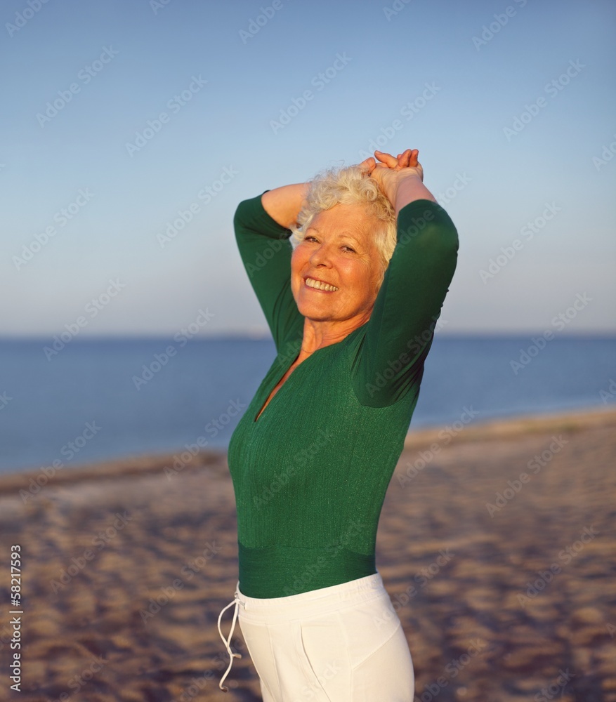 活跃的老年女性在海滩上放松