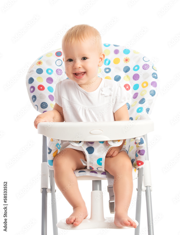 隔离坐在高脚椅上的婴儿