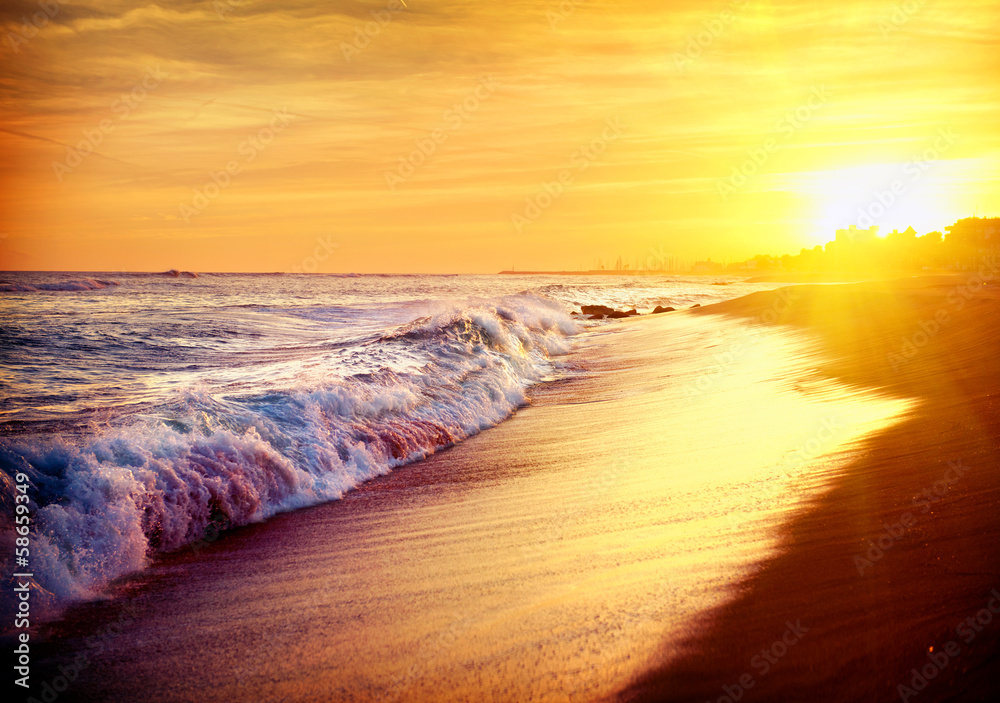 美丽的海洋日落海滩。地中海。西班牙