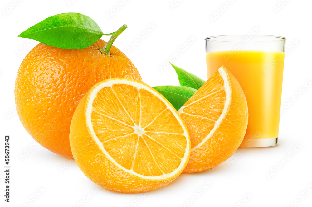 分离的柑橘类饮料。白底分离的橙汁和新鲜橙色水果