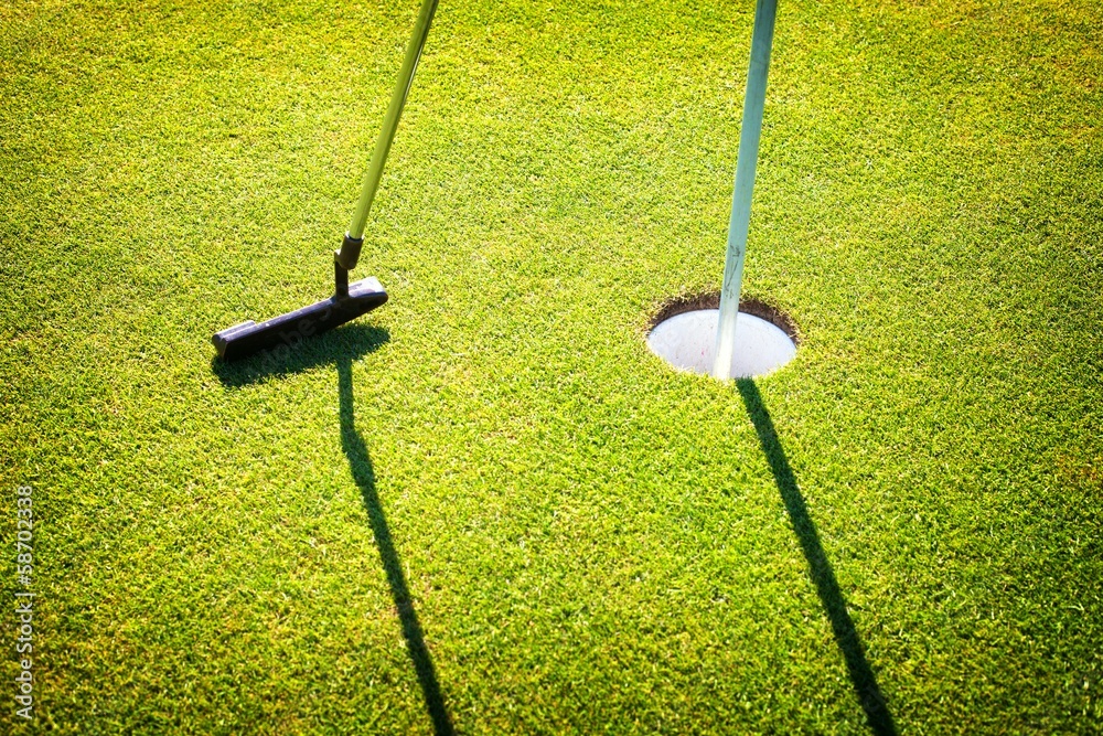 高尔夫球杆和果岭杯，特写