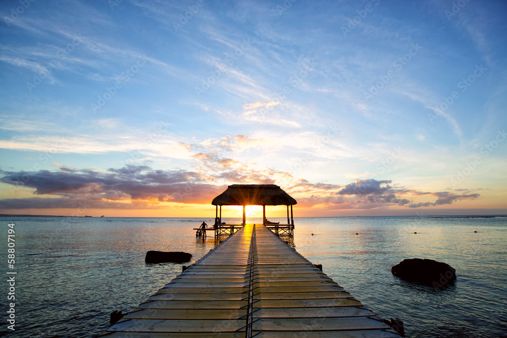 毛里求斯岛美丽日落下的码头轮廓