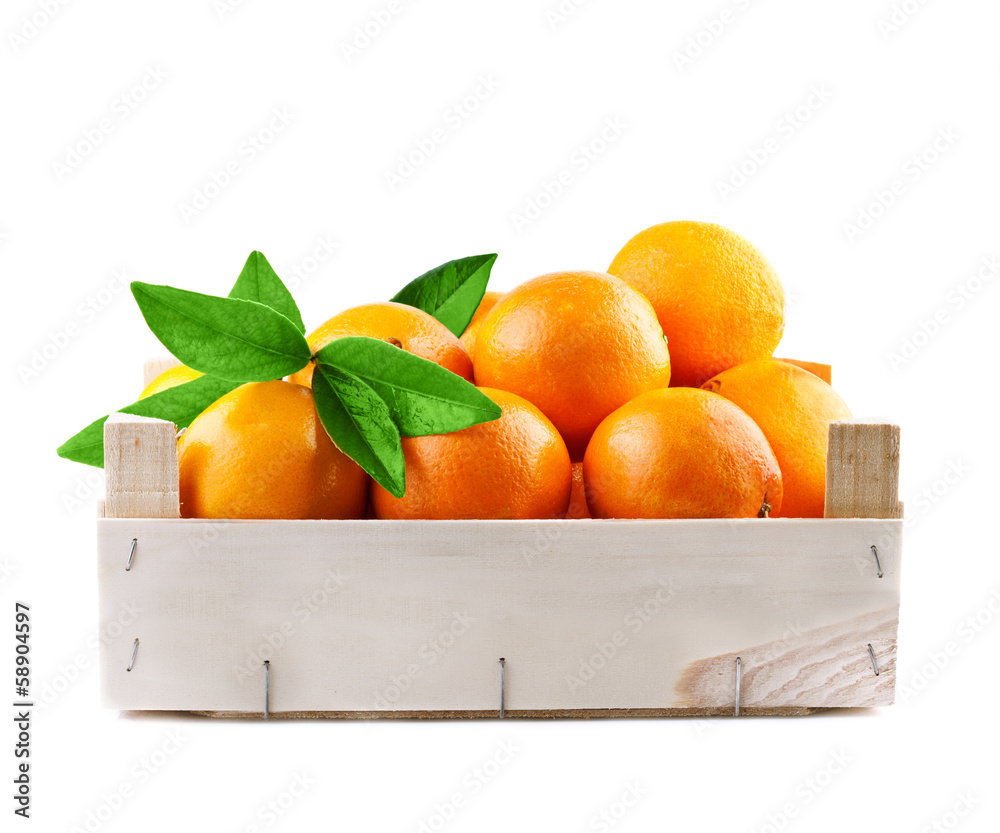 木箱里的新鲜橙子水果