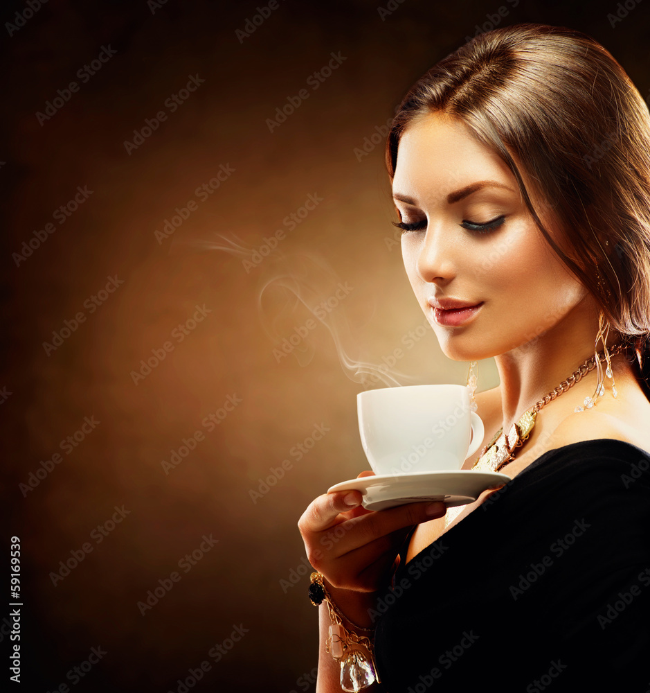 咖啡。美丽的女孩在喝茶或喝咖啡