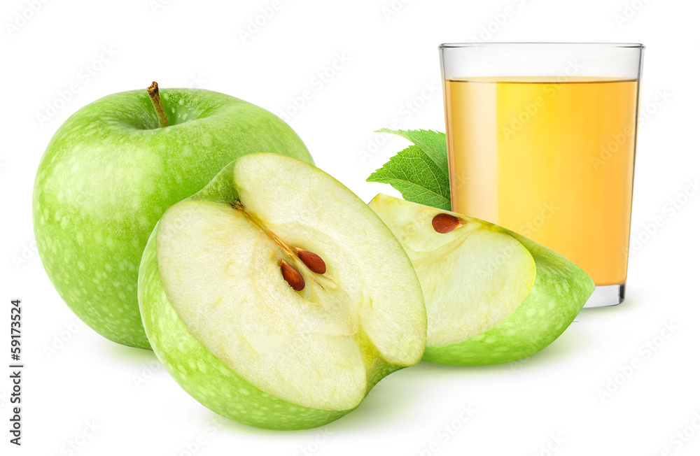 隔离水果饮料。切好的青苹果和一杯白底隔离的新鲜果汁
