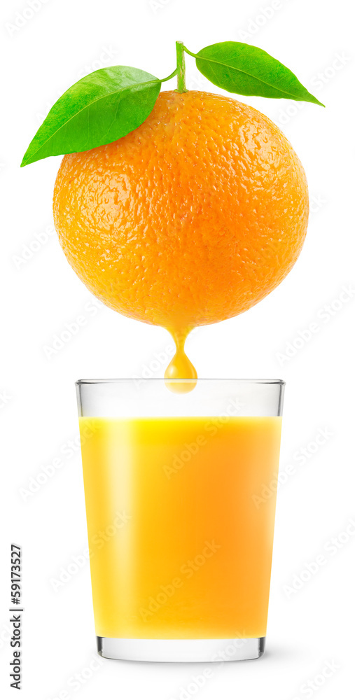 隔离饮料。在白背上隔离的一杯新鲜橙汁上加一滴果汁的水果