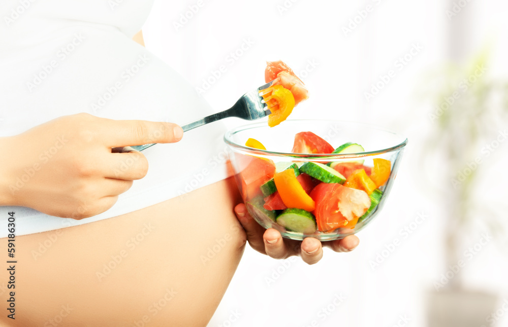 健康营养与怀孕。孕妇与蔬菜sa