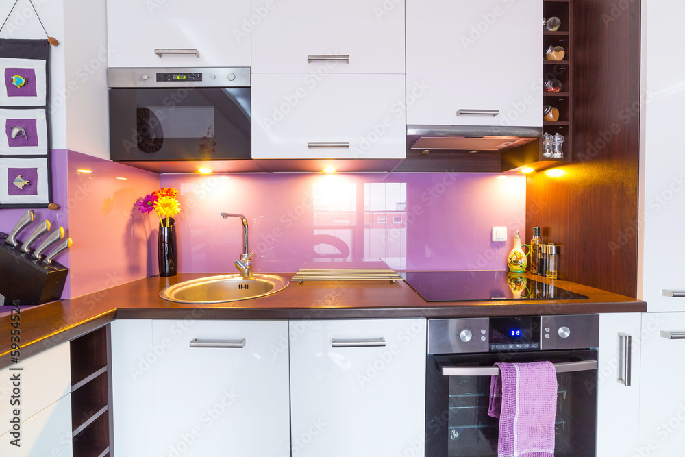 现代白色和紫色厨房的内部