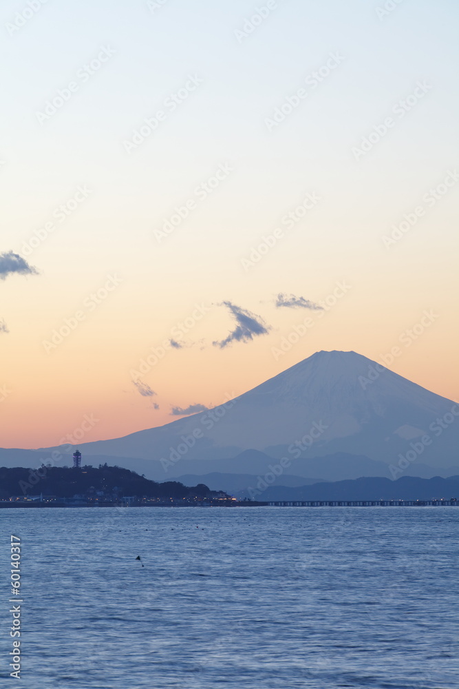 镰仓市相模湾日落时分的富士山