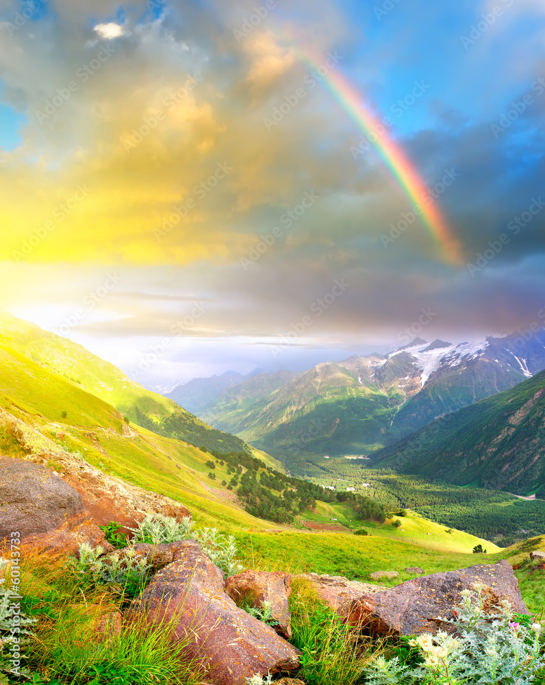 山沟雨后彩虹。