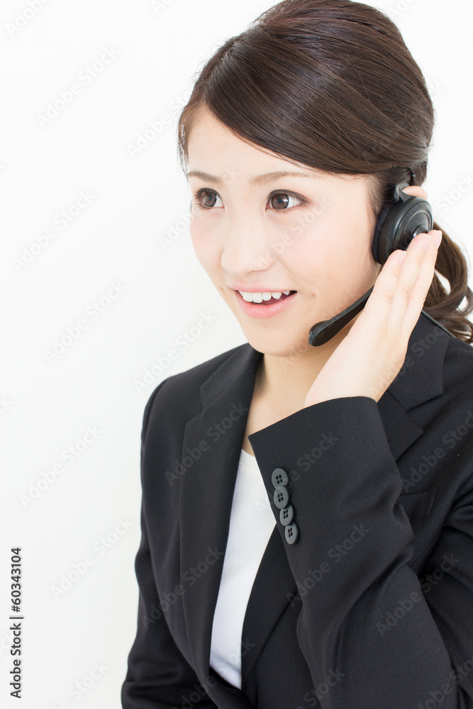 戴着耳机的年轻亚洲女商人