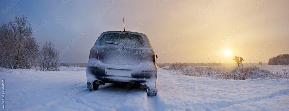 冬季早晨降雪中的汽车