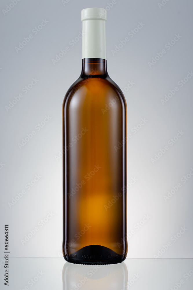 深棕色玻璃瓶，隔离白葡萄酒