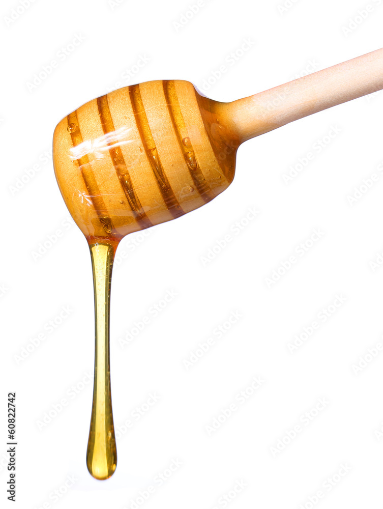 白色隔离的木制蜂蜜勺滴下的蜂蜜
