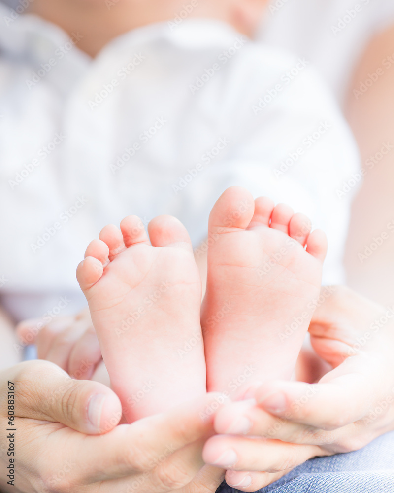 母亲手中的婴儿脚