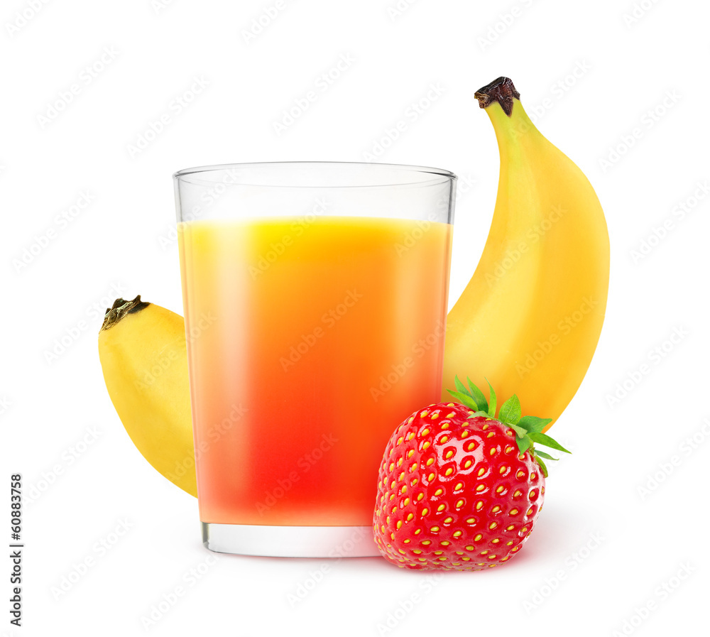 隔离水果饮料。白底草莓和香蕉奶昔玻璃杯
