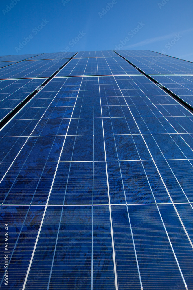 太阳能电池板与蓝天