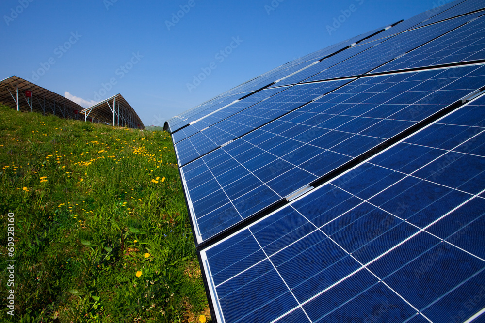 太阳能电池板与蓝天绿草