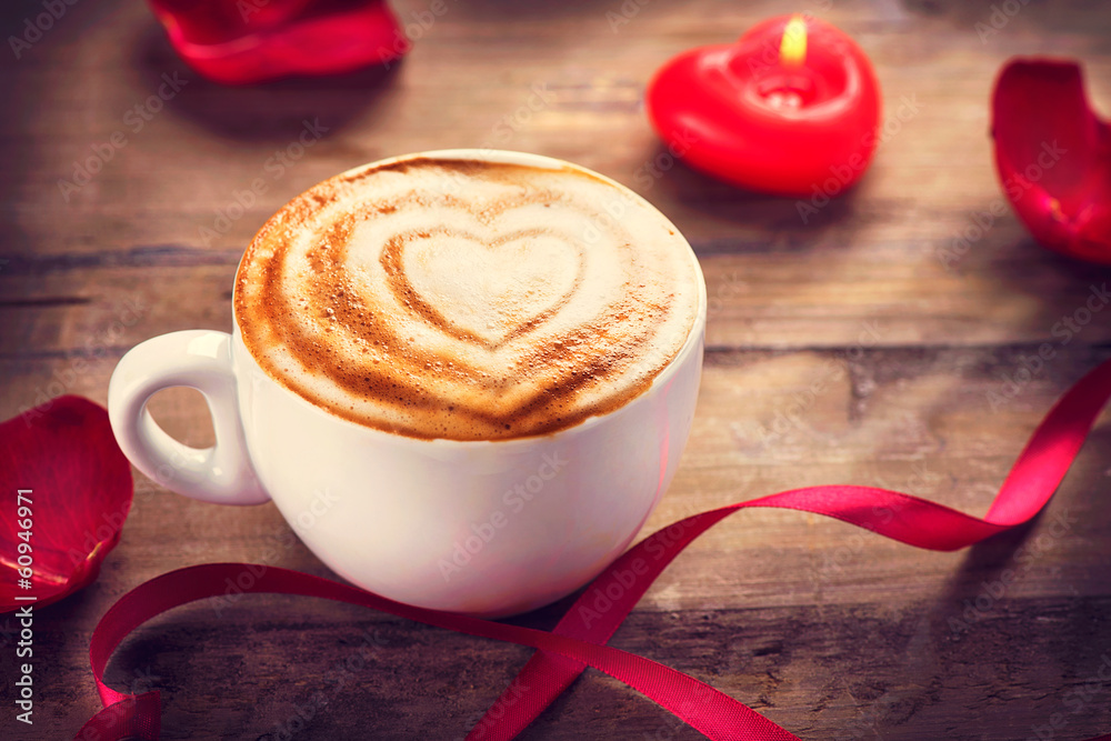 泡沫上有爱心的情人节咖啡或卡布奇诺