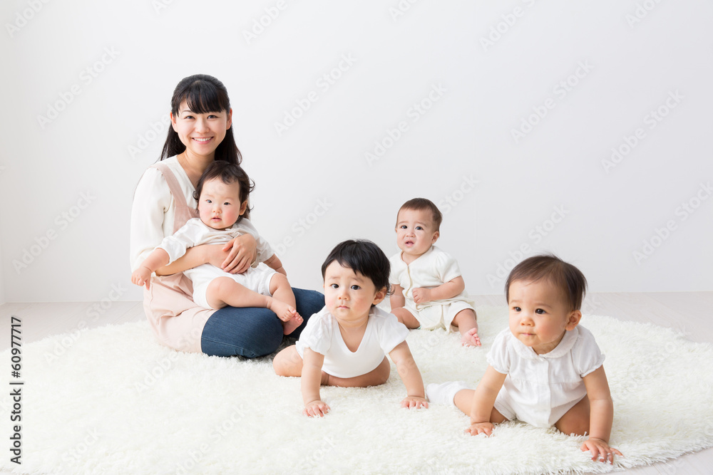房间里的亚洲婴儿和母亲