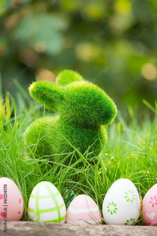绿草上的复活节彩蛋