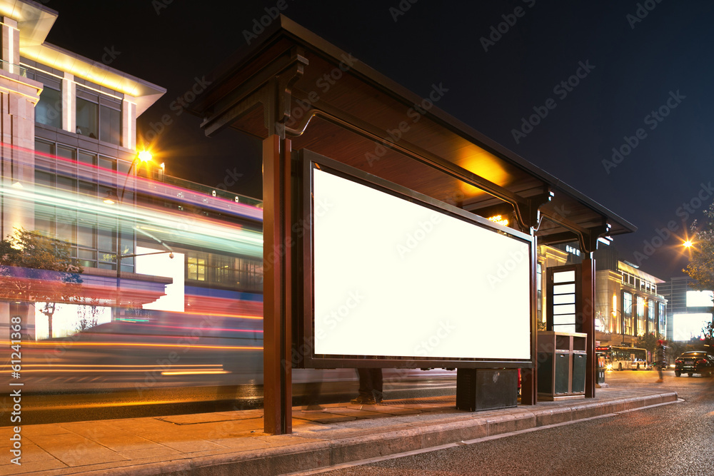 夜间公交车站空白广告牌