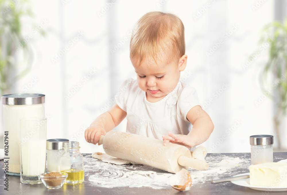 小女婴正在做饭、烘焙