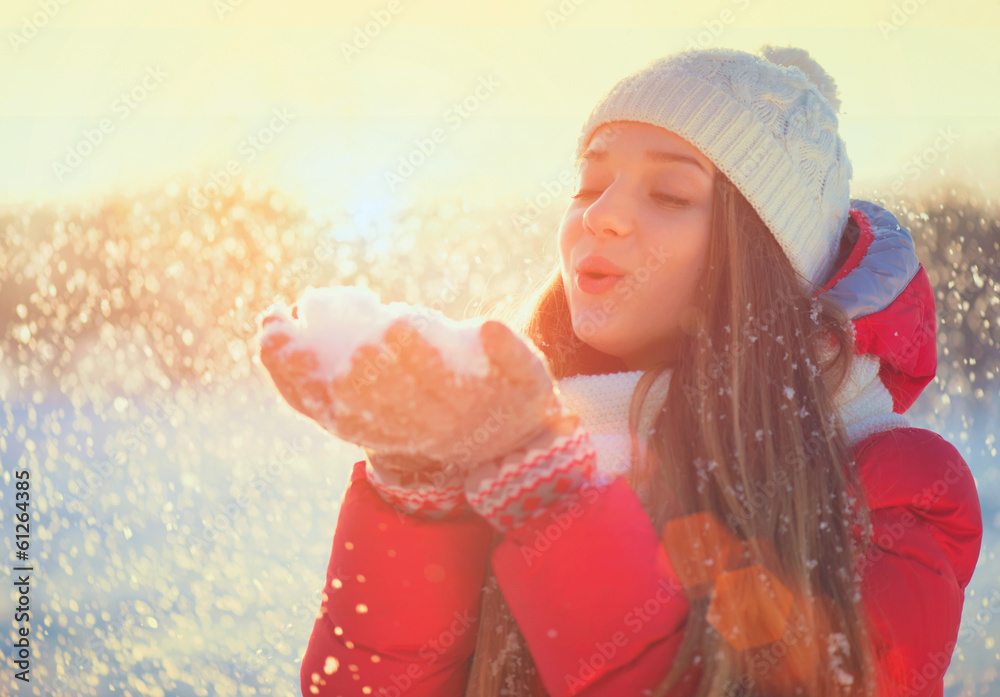 美丽的冬季女孩在冬季公园玩得很开心
