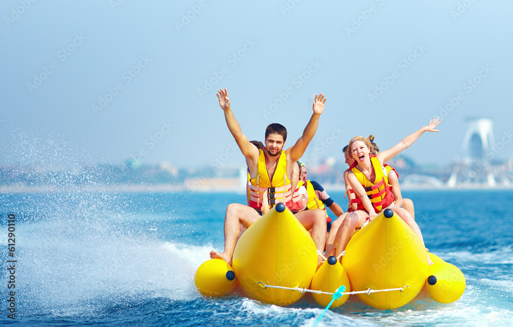 快乐的人们在香蕉船上玩得很开心